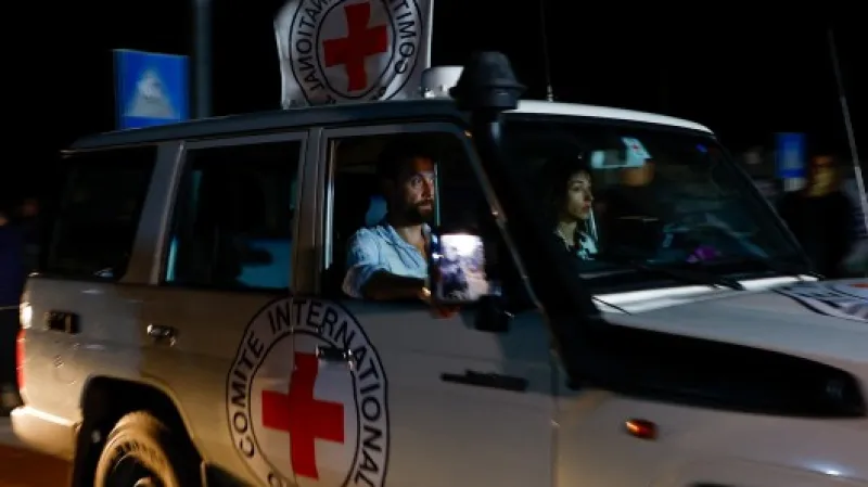 Během středy byli propuštěni další rukojmí z područí extremistického hnutí Hamás.,  Autor: Ibraheem Abu Mustafa,  Zdroj: Reuters