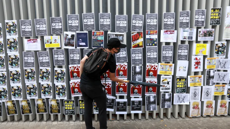 Lidé obnovovali Lennonovy zdi