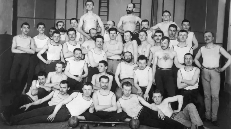 Tomáš Garrigue Masaryk byl aktivním členem tělovýchovné organizace Sokol. Na fotografii je mezi členy Sokola Malostranského. Datum vytvoření fotografie není známé