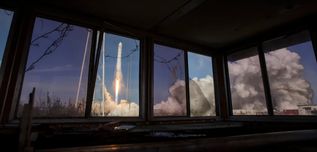 Nosná raketa Antares od společnosti Northrop Grumman startuje ze základny NASA v americké Virginii