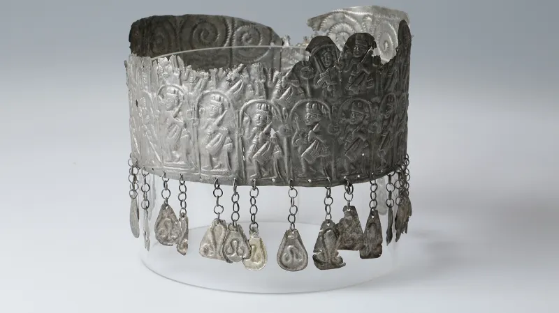 Románská čelenka z Českých Budějovic, 2. pol. 12. stol, inv. č. H2-60770, Národní muzeum