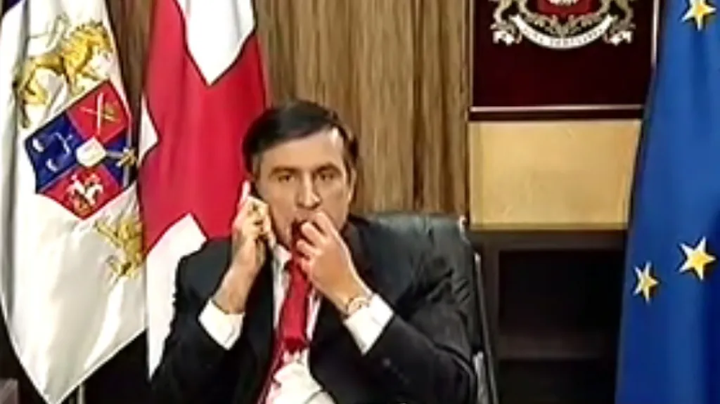 Saakašvili konzumuje kravatu