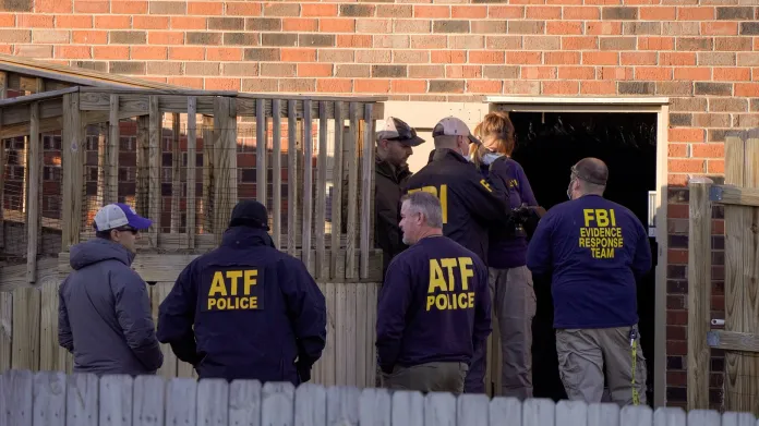 Vyšetřovatelé před vstupem do prohledávaného domu v souvislosti s výbuchem v Nashvillu