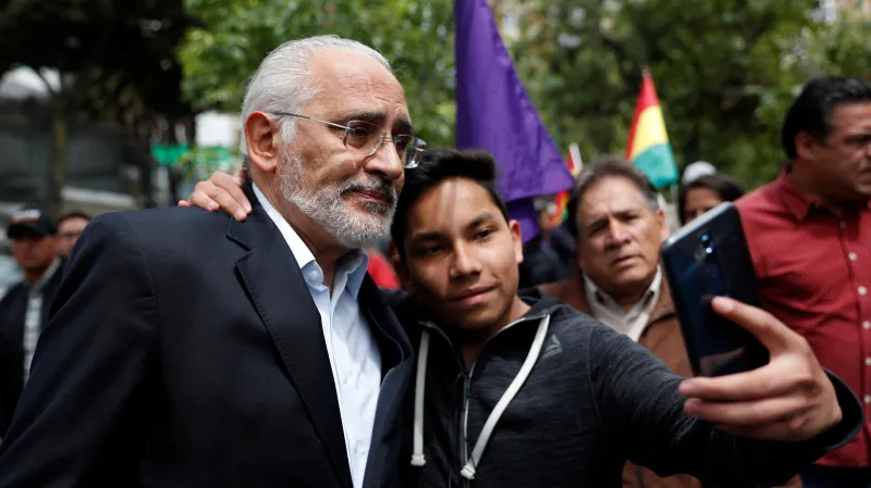 Carlos Mesa se zdraví s podporovateli po konferenci v La Paz
