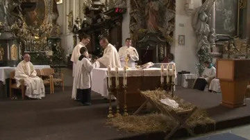 Návštěvníci kláštera se účastní bohoslužeb i společného modlení