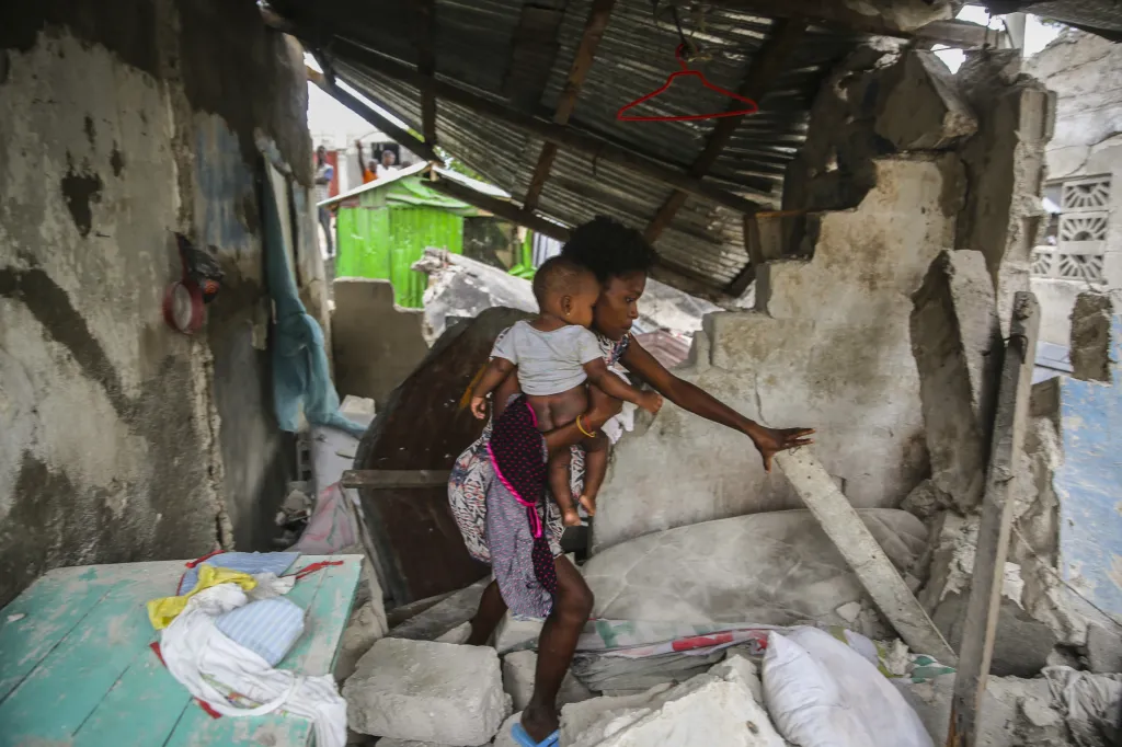 Následky zemětřesení na Haiti, které postihlo jih země, může zkomplikovat příchozí tropická bouře. Fotografie ukazují situaci ve městech Les Cayes a Saint-Louis-du-Sud