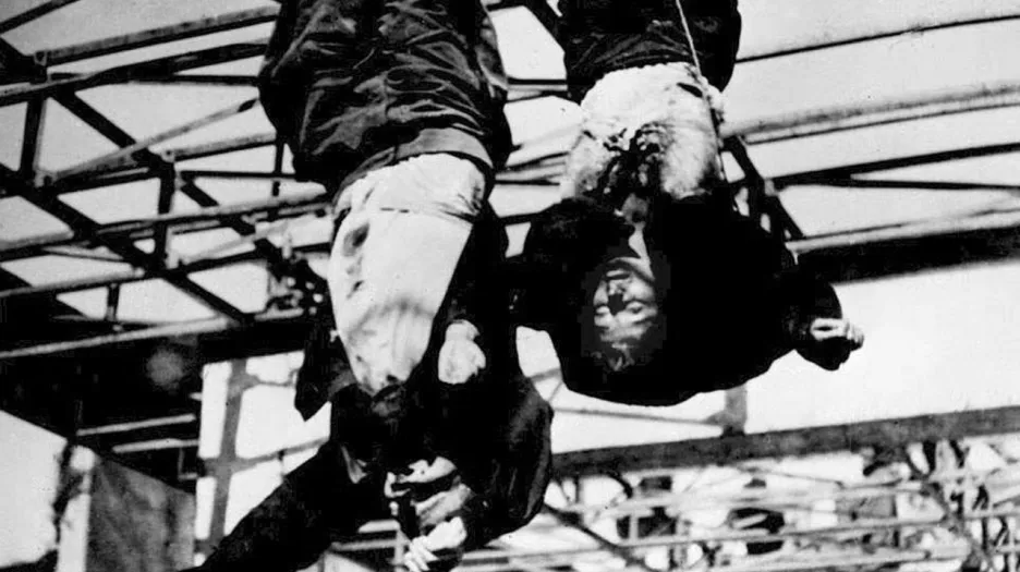 Zastřelený Benito Mussolini se svou milenkou Clarou Pettaci  visí na konstrukci čerpací stanice v Miláně