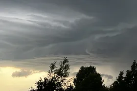 Meteorologové rozšířili varování před nedělními bouřkami