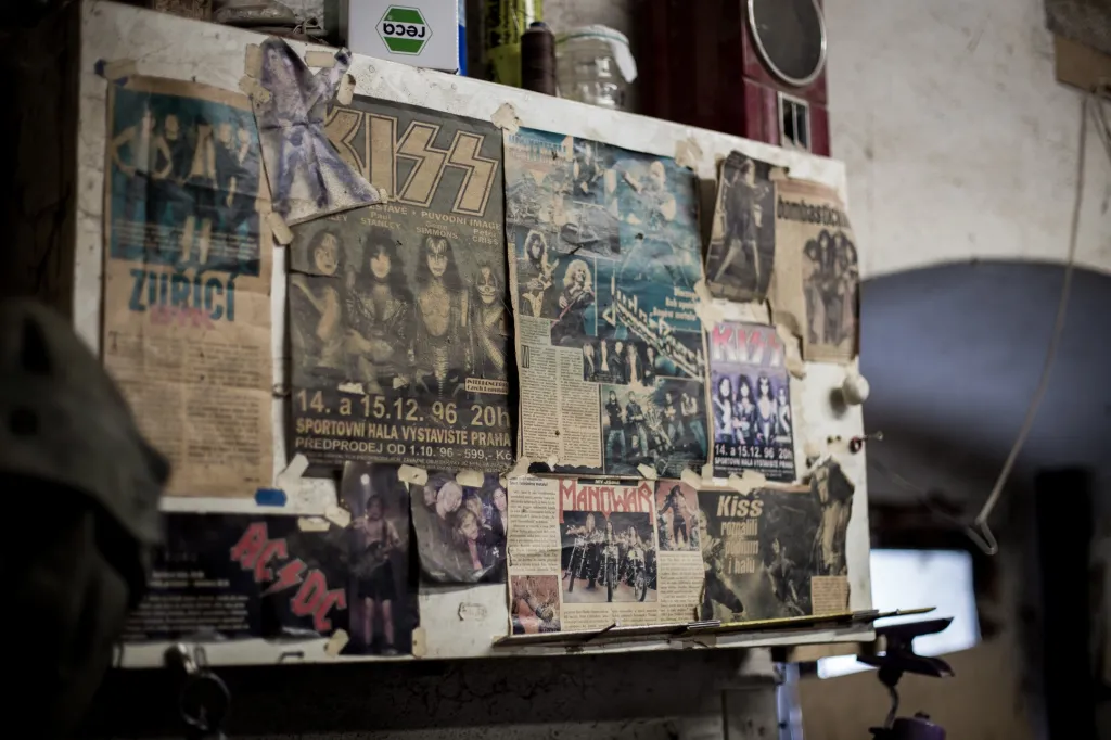 Situace se ale postupně začala měnit a malá společnost musela přemýšlet, kterým směrem se vydat. Firmám, které paličky chrlily po tisíci kusech, nemohla v globalizovaném světě konkurovat