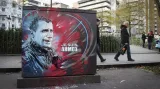 Podobizna zabitého policisty na pařížské zdi