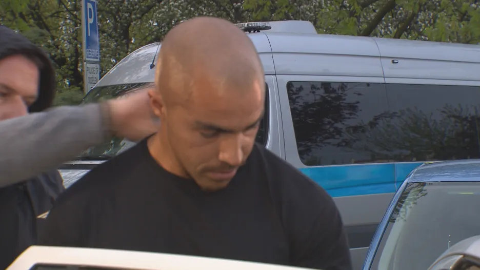 Policisté zadrželi skupinu cizinců, kteří o víkendu surově napadli číšníka v centru Prahy