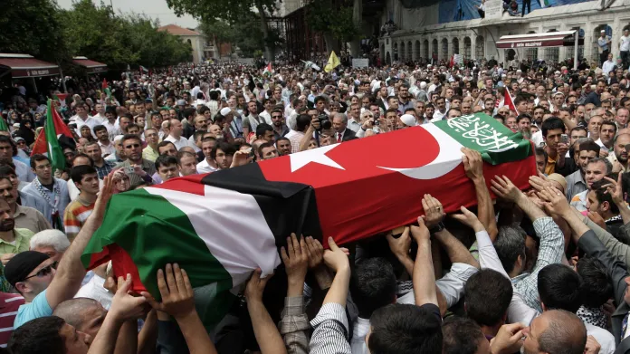 Červen 2010 - pohřeb aktivistů v Istanbulu
