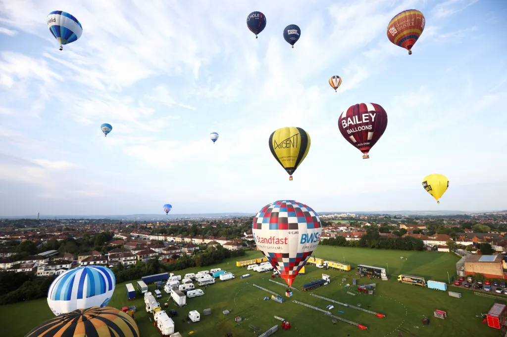 V anglickém Bristolu bylo zahájeno setkání milovníků balonového létání. Na nebi se postupně vystřídá přes sedm set balonů všech velikostí a tvarů