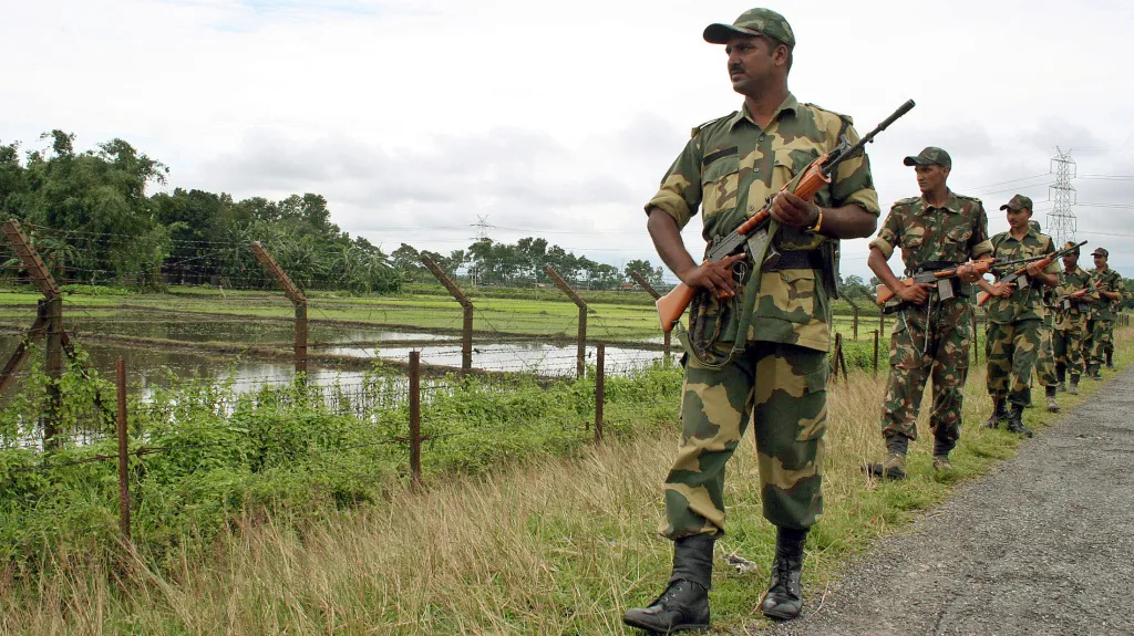 Indičtí vojáci na hranici s Bangladéšem