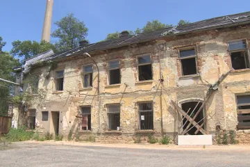 Rozpadlá továrna, ve které Schindler za války ochránil přes tisíc Židů, se změní na památník