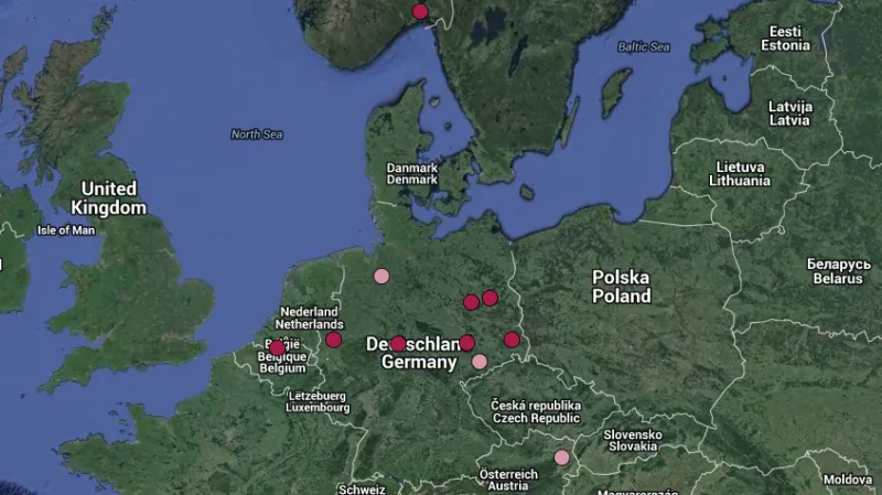 Tmavě červenou barvou jsou vyznačeny demonstrace naplánované do konce ledna, růžově únorové