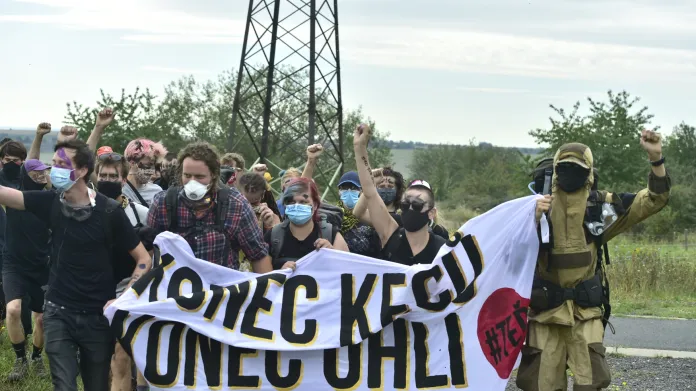 Ekologičtí aktivisté pronikli do lomu Vršany u Mostu
