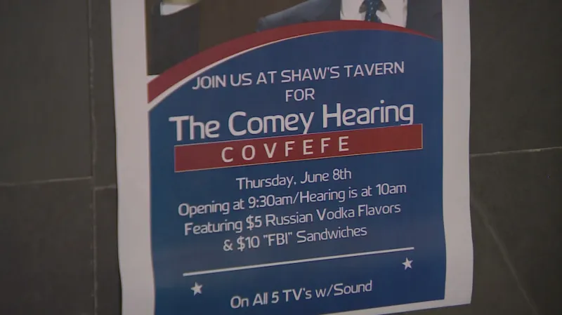 Americké restaurace lákají zákazníky na Comeyho projev