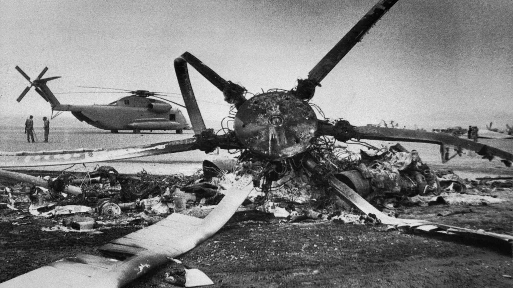 Trosky zničených letounů a vrtulníků u Tabbasu v oblasti výsadku speciálního komanda USA