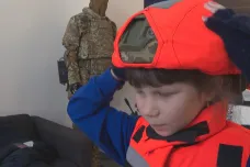 Pro děti vyrábějí na Ukrajině speciální neprůstřelné vesty i zmenšené přilby