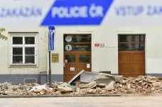 Z univerzitní budovy v centru Plzně spadla patnáctimetrová římsa. Bylo brzy ráno, po chodníku nikdo nešel