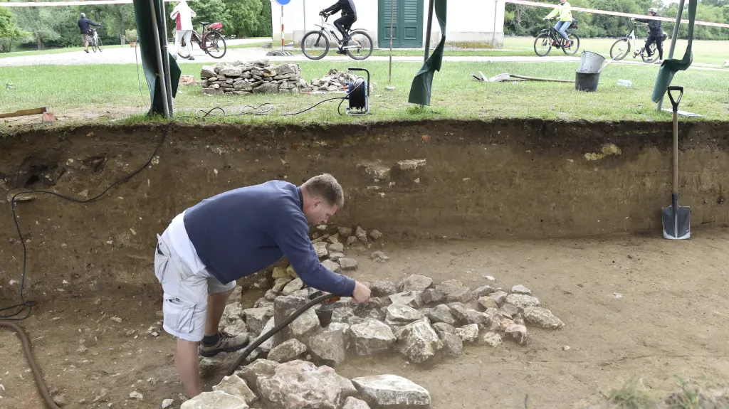 Archeologové odkrývají hradbu z 9. století