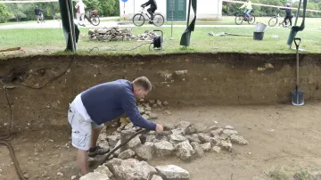 Archeologové odkrývají hradbu z 9. století