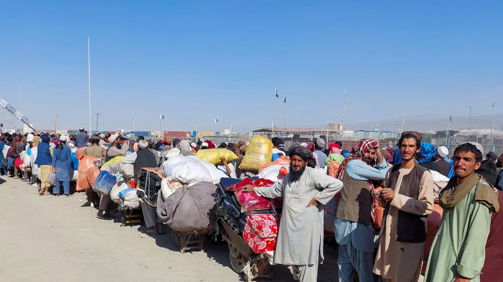 Afghánci čekají na hraničním přechodu na návrat do Afghánistánu