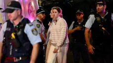 Policie odvádí lidi z místa útoku v Sydney
