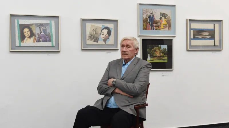 Bývalý tenista Jan Kukal před sbírkou děl Jiřího Koláře