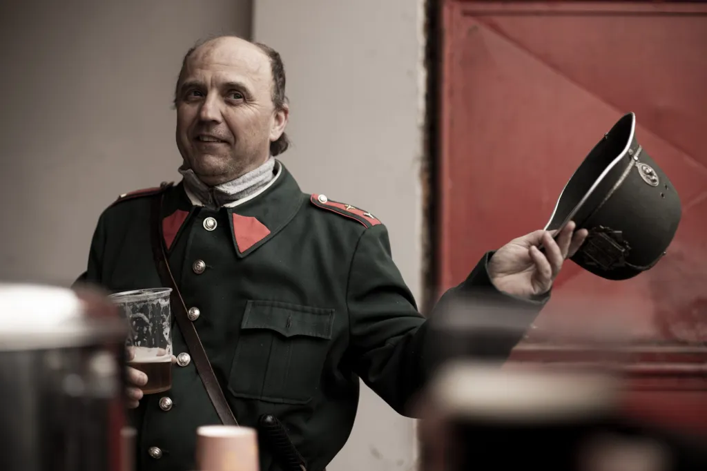 Zde účastníky zdraví prvorepublikový strážník, který místo celou dobu bedlivě hlídal