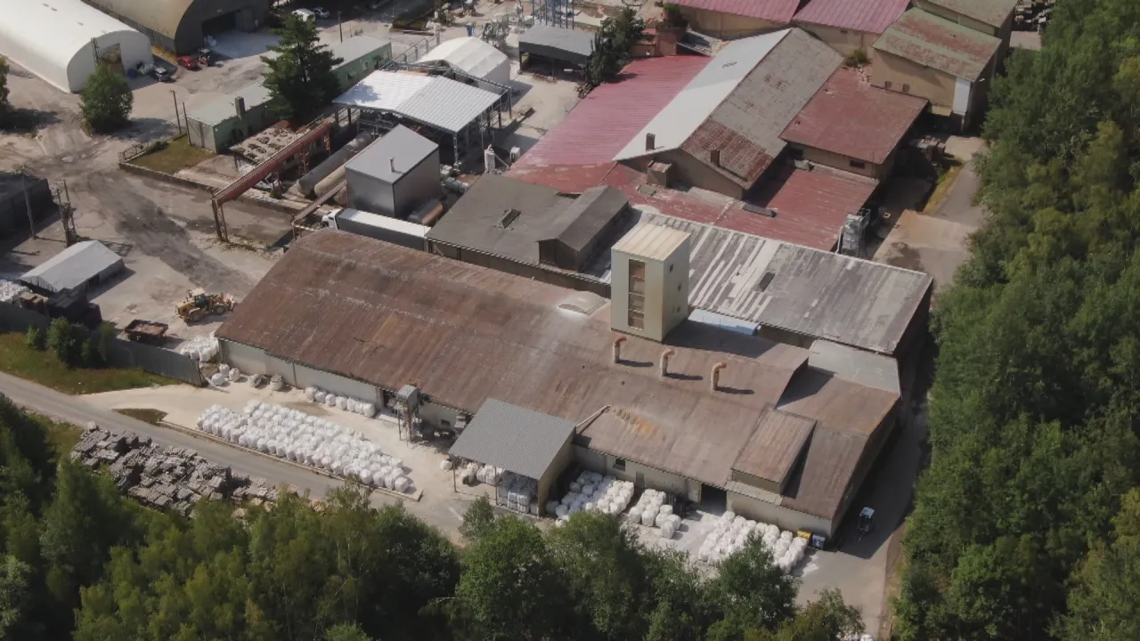 Zvýšená prašnost trápí obec na Karlovarsku, může za ni výrobna steliva