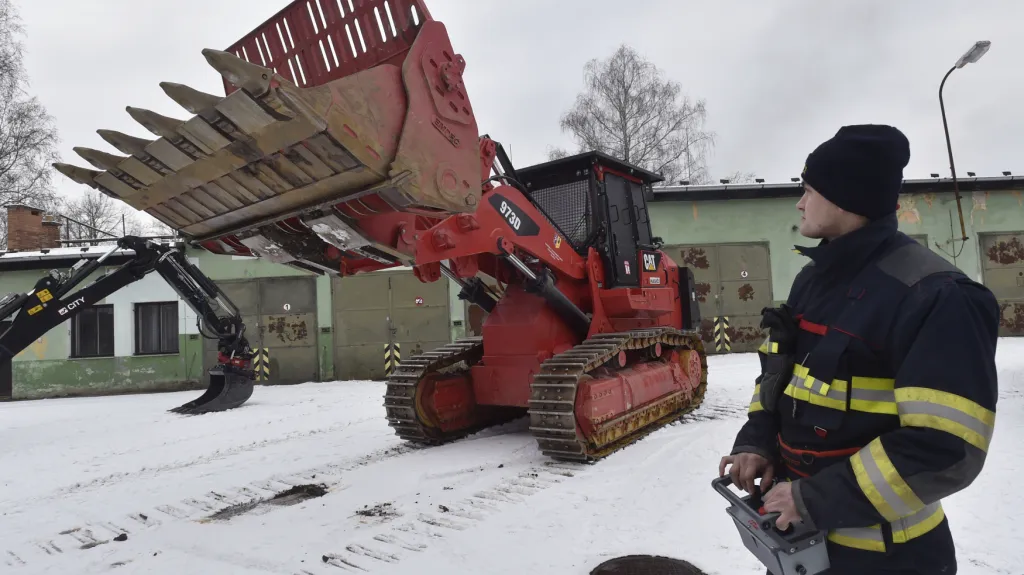 Traktor s bagrem na dálkové ovládání pomáhá ve Vrběticích