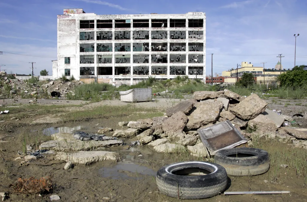Opuštěná továrna na vozy značky Buick a Cadillac na předměstí Detroitu v červnu roku 2009. S příchodem finanční krize pracovala většina obyvatel ve firmách General Motors či Chrysler. Ty ovšem vyhlásily bankrot. Tehdy přišly o práci desetitisíce lidí, z města odešlo přes milion lidí a skončilo v úpadku