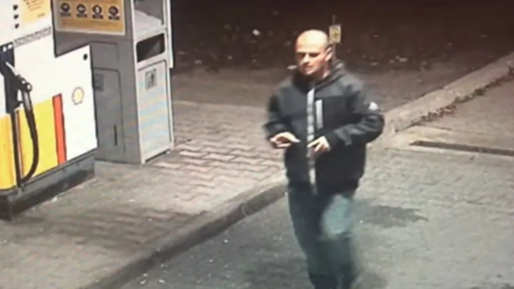 Muž, který je podle policie hlavním podezřelým, že zdravotníkům v Kladně poničil auta