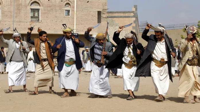 Jemenci tradičním tancem protestují proti konfliktu v zemi