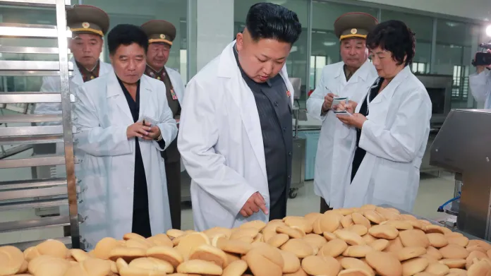Kim Čong-un kouká na hromadu pečiva