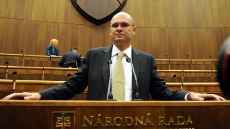 Předseda SaS Richard Sulík přednesl krátkou řeč poté, co byl v opakované volbě zvolen předsedou parlamentu.