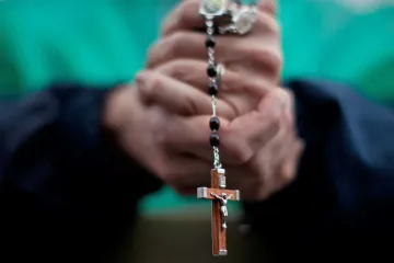 Volbu svatého otce zdobí pláštěnky, deštníky a nedočkaví prodavači suvenýrů