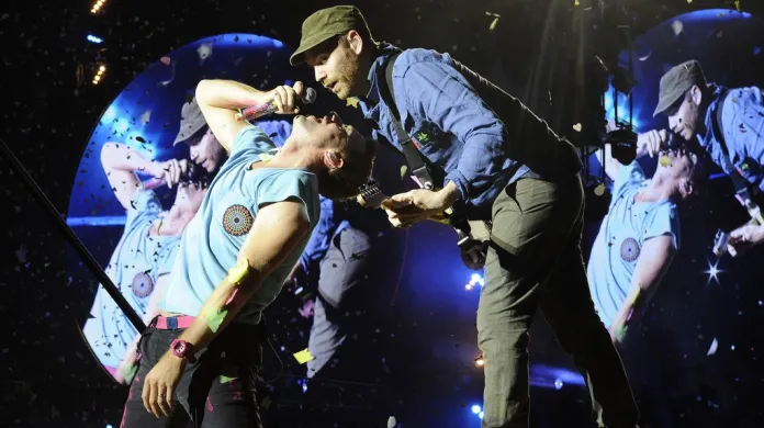 Zpěvák Chris Martin a kytarista Jon Buckland při koncertě Coldplay