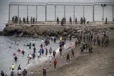 Španělsko a EU vyzvaly Maroko k přísnější ostraze hranice kolem Ceuty. Do města se snažily dostat tisíce migrantů