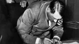 Adolf Hitler podepisuje Mnichovskou dohodu
