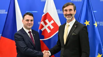 Ministři zahraničí Petr Macinka (Motoristé) a Juraj Blanár (Smer)