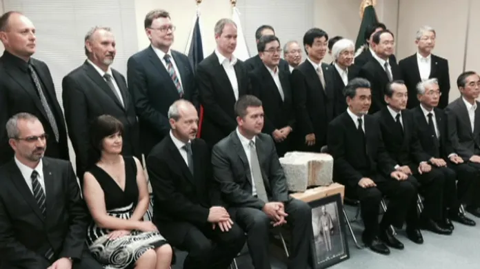 Česká parlamentní delegace převzala v Hirošimě část fasády tzv. atomového dómu