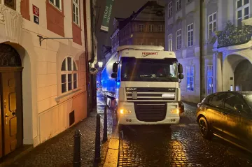 S vyproštěním uvázlého kamionu v centru Prahy pomáhali hasiči i policisté