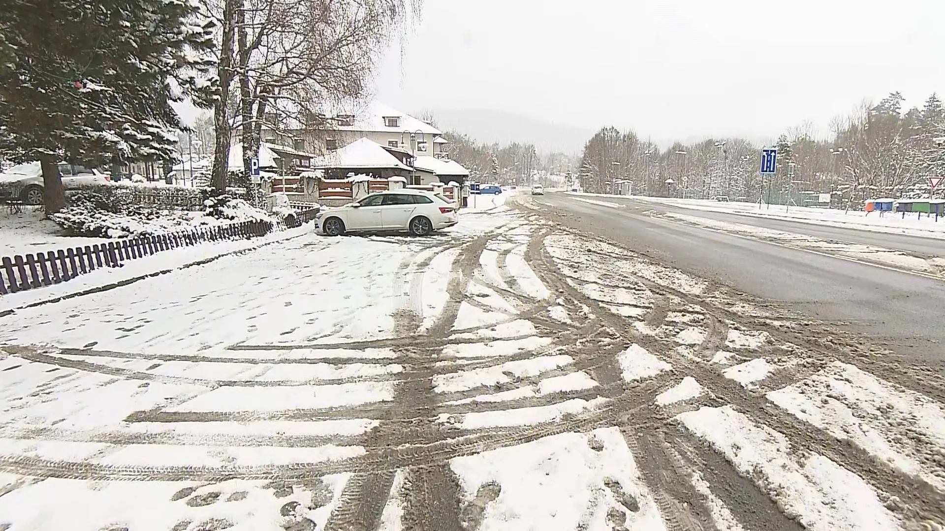 V noci napadlo až patnáct centimetrů sněhu, problémy v dopravě měl Moravskoslezský kraj