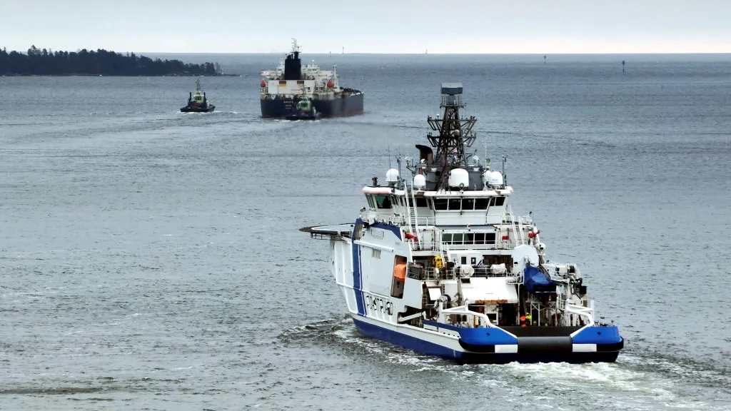 Finská pobřežní stráž eskortuje tanker Eagle S (na snímku v pozadí) do Baltského moře