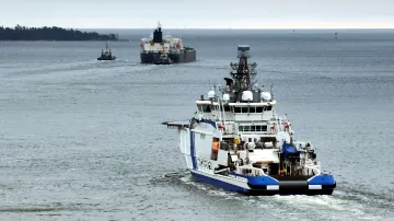 Finská pobřežní stráž eskortuje tanker Eagle S (na snímku v pozadí) do Baltského moře