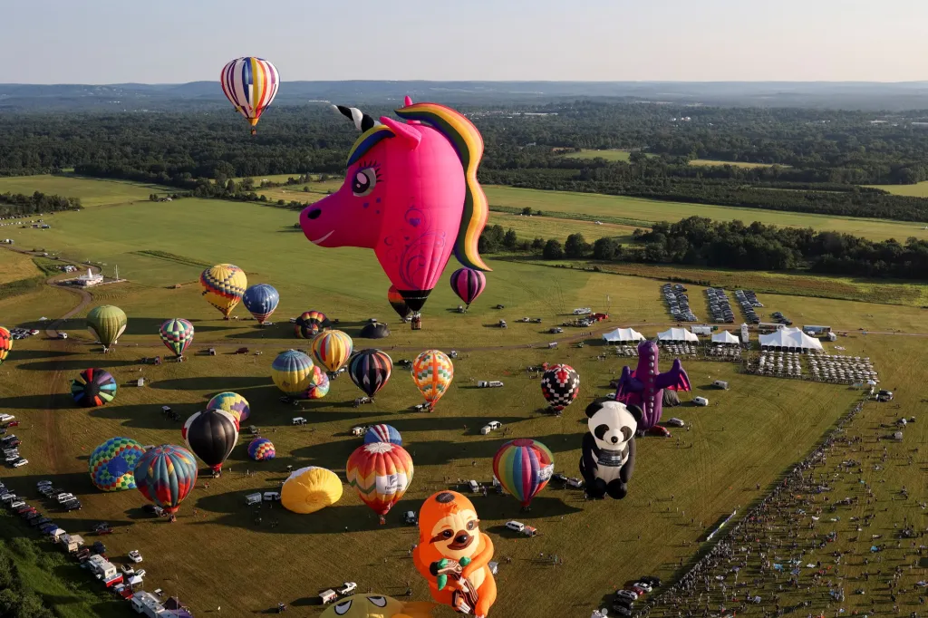 Festival balónového létání v New Jersey. Na nebi se tento rok objevilo 58 balónu různých tvarů i velikostí