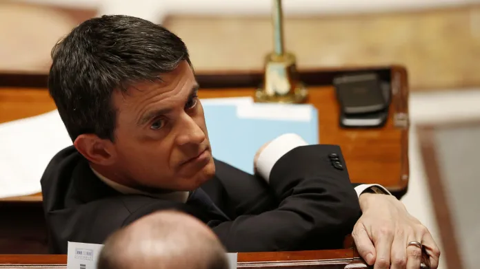Premiér Manuel Valls během projednávání ústavní reformy